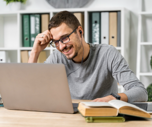 Študent učiaci sa s laptopom