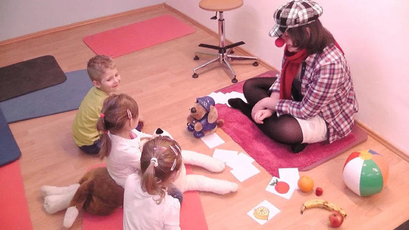 Lektorka s deťmi na hodine angličtiny