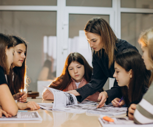 Deti s učiteľkou na hodine angličtiny