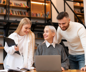 študenti s lektorom riešia úlohu